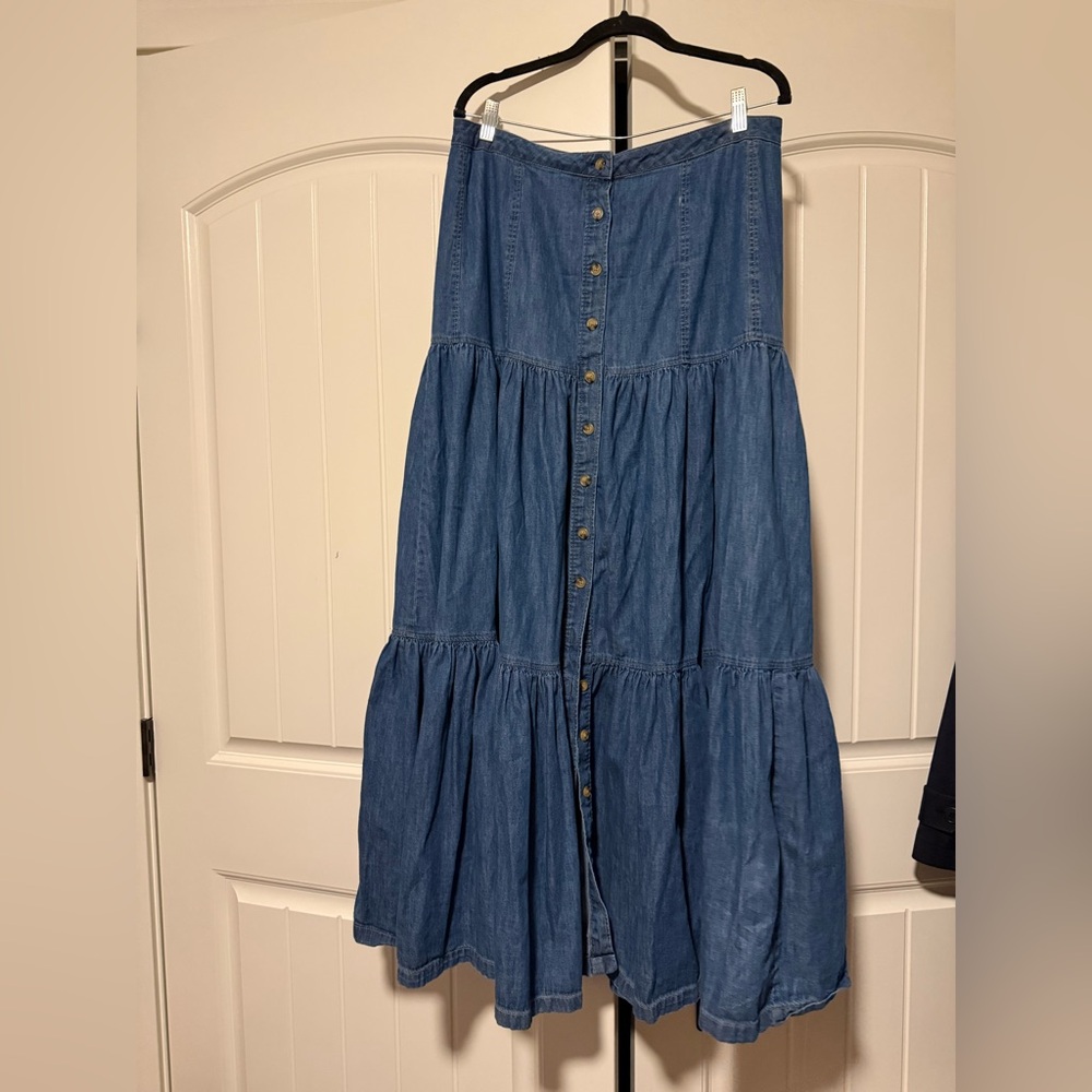 Women’s Blue Button-Front Tiered Denim Maxi Skirt - Picture 6 of 12